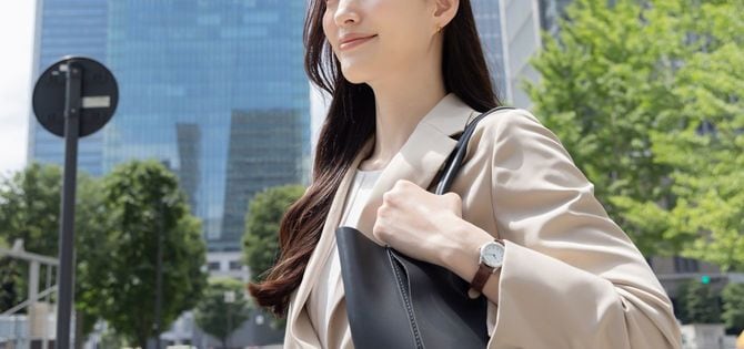 オフィス街を歩くビジネスパーソン