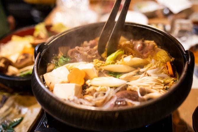 湯気が立っているすき焼き