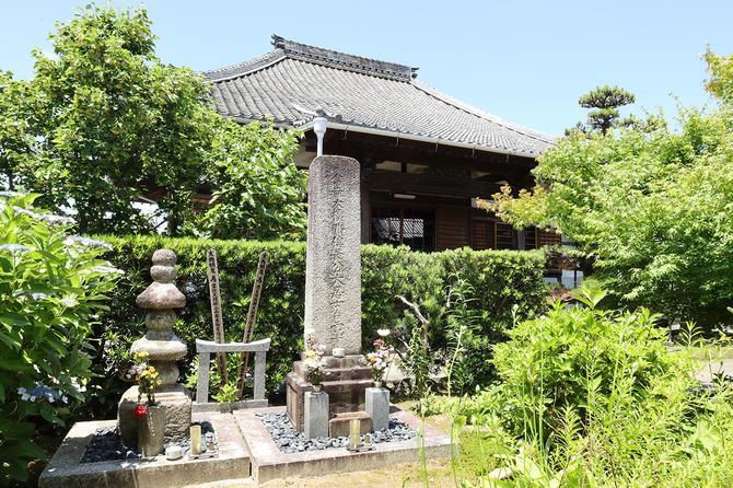 総見院に立つ信長公慰霊碑