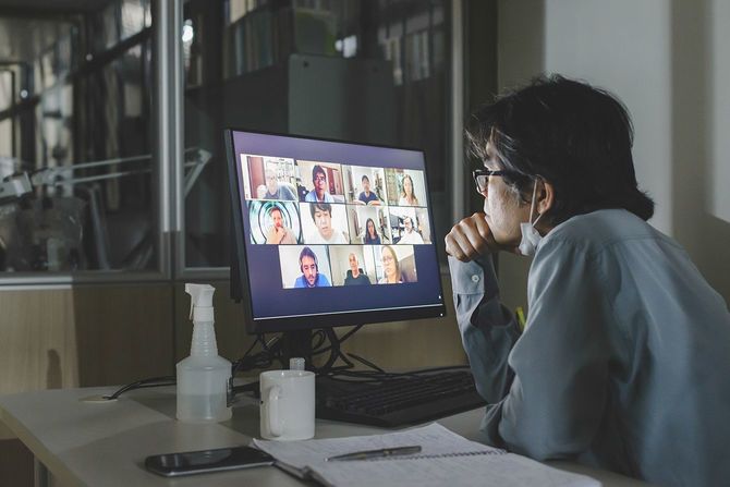 オフィスでのグループビデオ会議