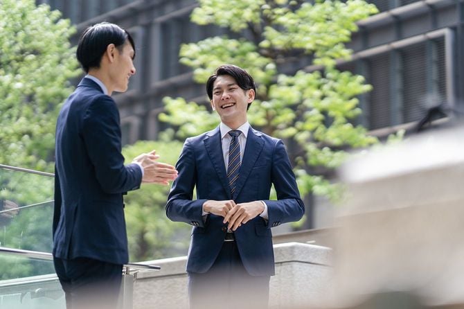 会話をするビジネスマンのイメージ