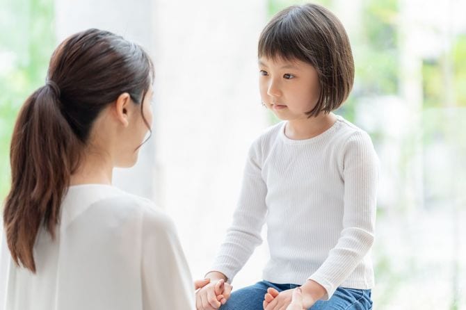 若い日本の母と娘の遊び