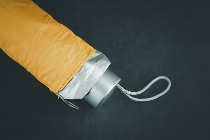 黄色の折りたたみ傘