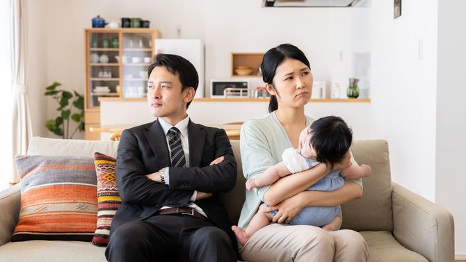 不機嫌そうな若い夫婦