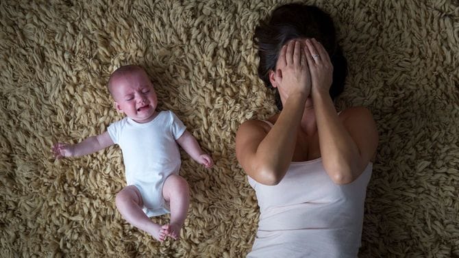 ストレスのたまった母親と赤ちゃん