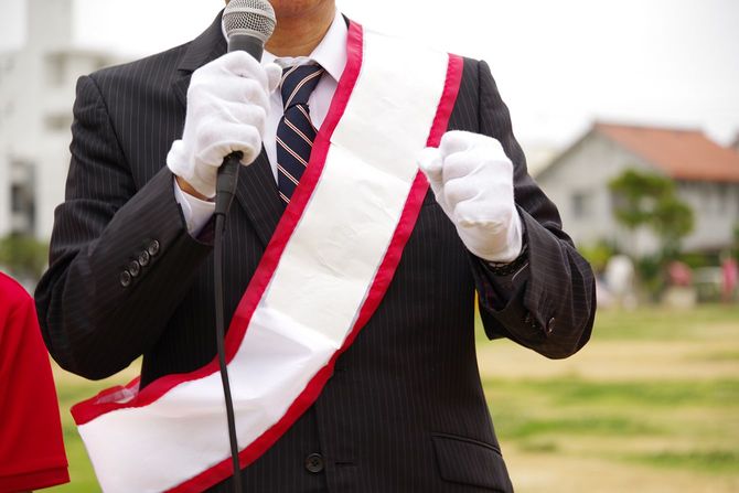 選挙演説する人のイメージ