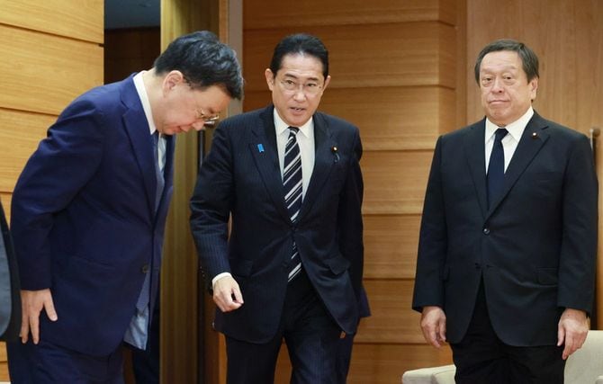 閣議に臨む岸田首相ら