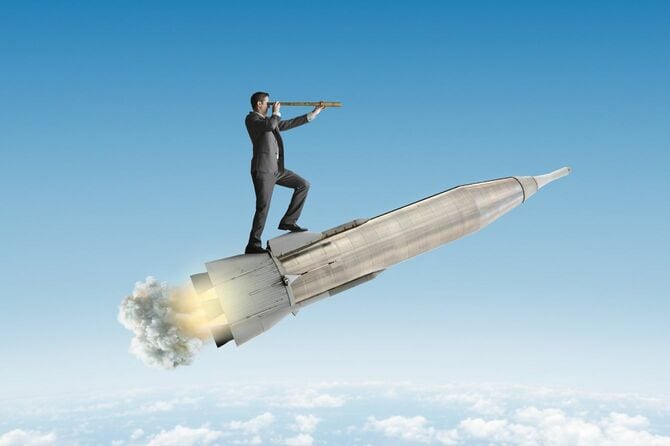 ロケットに乗って単眼鏡を覗く男性