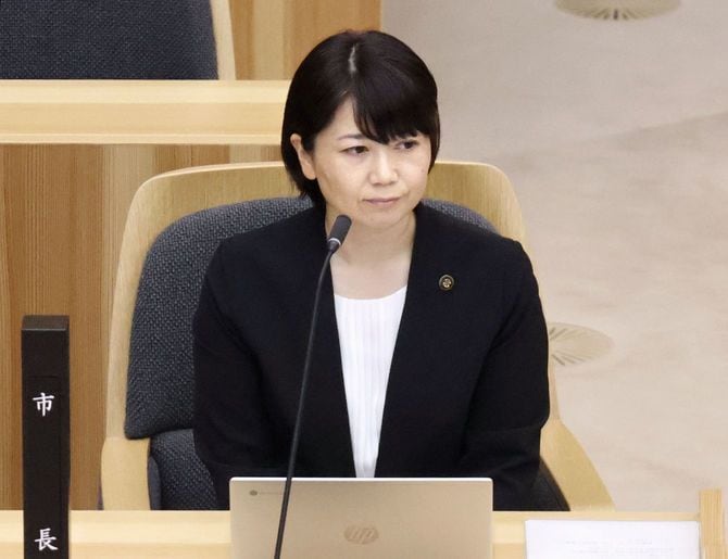 前橋市議会の本会議に出席する小川晶市長＝2025年9月26日午後、前橋市