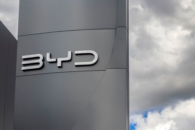 中国BYDの自動車販売店のファサード
