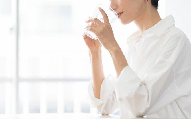 水を飲む女性