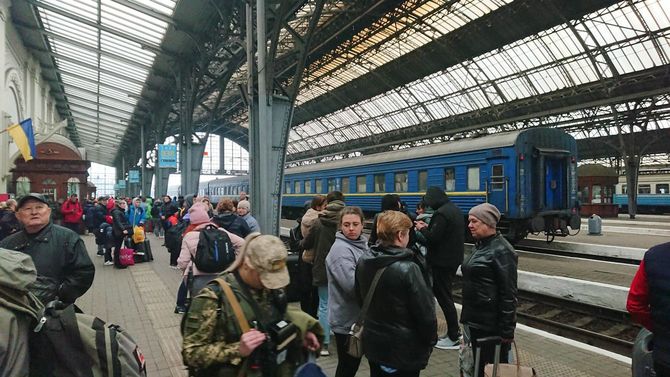 2022年4月21日、ウクライナ西部リビウの駅で列車を待つ人々。ポーランドなど避難先へ向かおうと大勢詰め掛けた