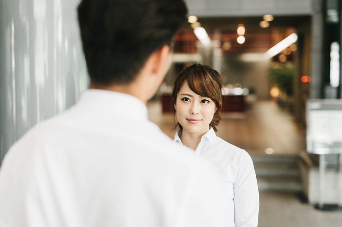 向かい合っている男女