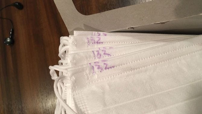 トラブル防止のため、マスク1枚1枚にさえ番号を書かされる。