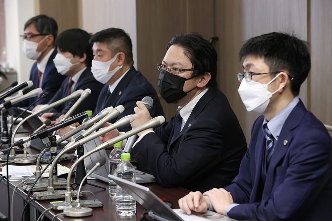 「エホバの証人問題支援弁護団」の設立について記者会見する田中広太郎弁護士（右から2人目）ら＝2023年2月28日、東京・霞が関の弁護士会館