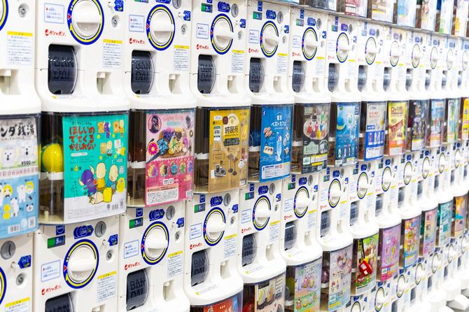 ずらりと並ぶガシャポンマシン