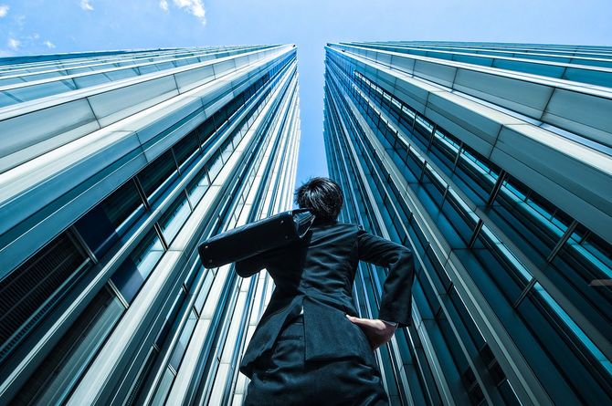 ビジネスマンので、高いビル、低角度