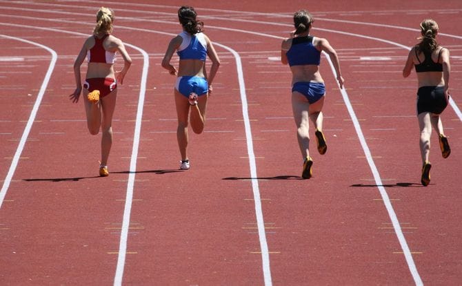 トラックレース中の女子選手たち