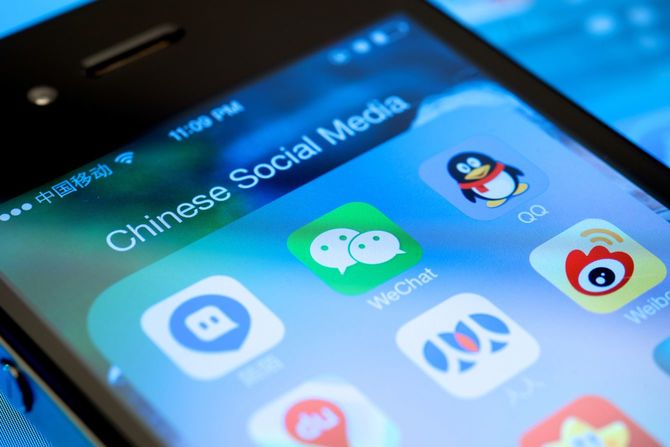 中国人のスマホの画面に表示されたSNSアイコン各種