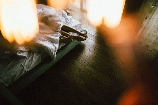 ベッドで寝ている人