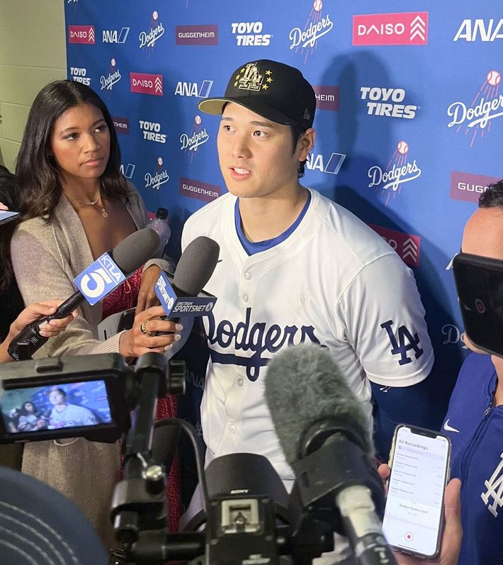 試合後、取材に応じるドジャース・大谷＝（2024年5月20日、ロサンゼルス）