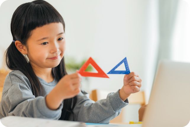 三角定規を持つ子供