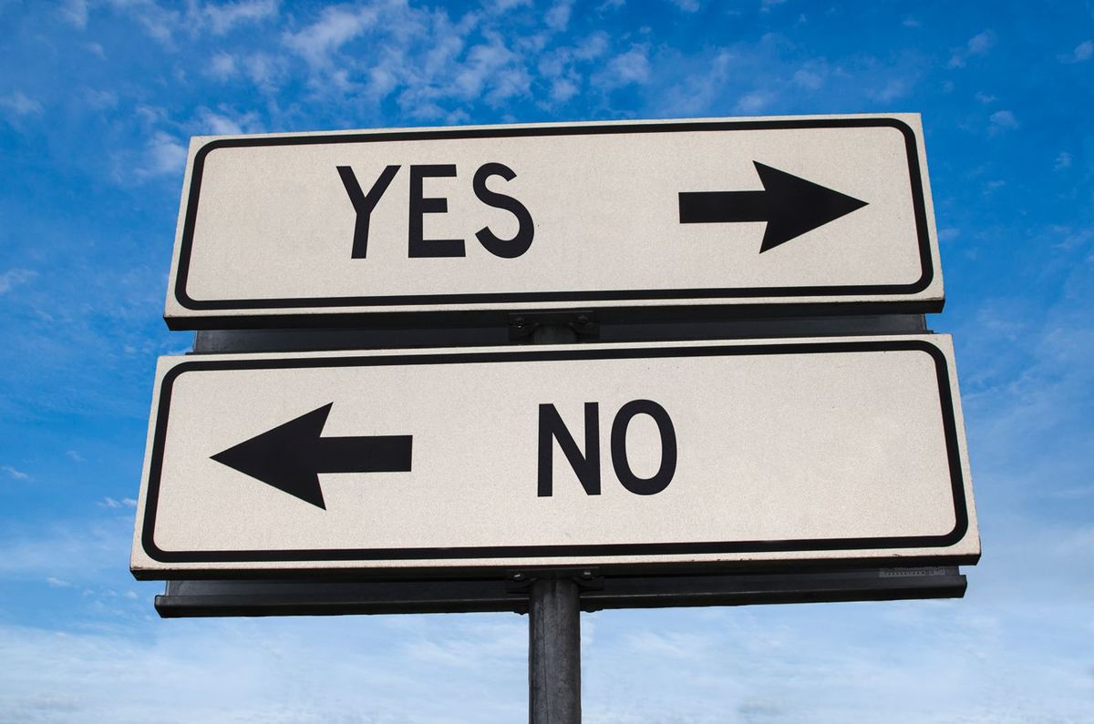 T字路の突き当りに「YES」と「NO」の道路標識