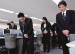 「企業ブランドの重要性をあらためて考える場にした」（岩崎室長）。本社でも、最後に接客用語を唱和する。