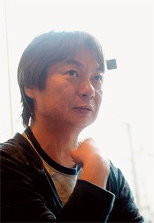 <strong>荻原 浩</strong>●おぎわら・ひろし 1956年生まれ。成城大学経済学部卒。広告会社を経て、フリーのコピーライターに。97年『オロロ畑でつかまえて』で小説すばる新人賞、2005年『明日の記憶』で山本周五郎賞を受賞。実は南国の島を訪れた経験はないという。「僕自身はからっぽに近い。だからいつも自分の世界にはないテーマを取り上げるんです」。