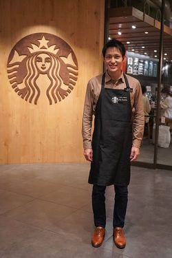 デニム姿の戸澤さん。服装の下の色はグレー、ネイビー、ブラウンにデニム素材が追加された