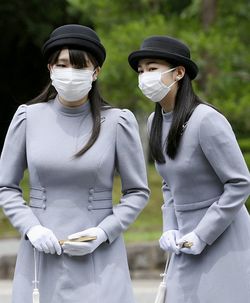 香淳皇后二十年式年祭の儀で、武蔵野東陵の拝礼を終えられた秋篠宮家の長女眞子さまと次女佳子さま