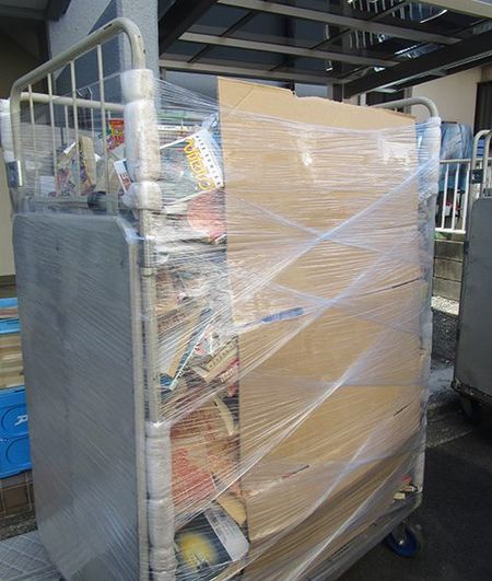 運び出した本などを処分するカート。