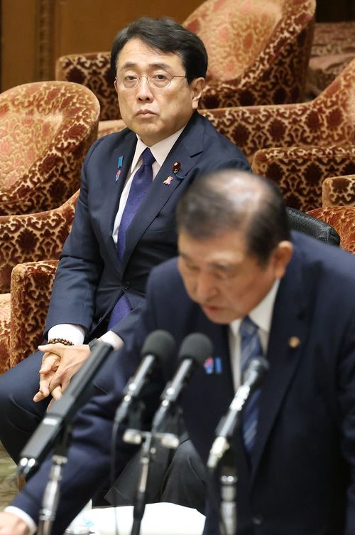 衆院予算委員会で、石破茂首相(手前)の答弁を聞く赤沢亮正経済再生担当相=2025年4月14日、国会内