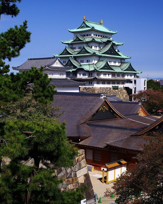 東南隅櫓から見た大小天守と本丸御殿。2018年4月