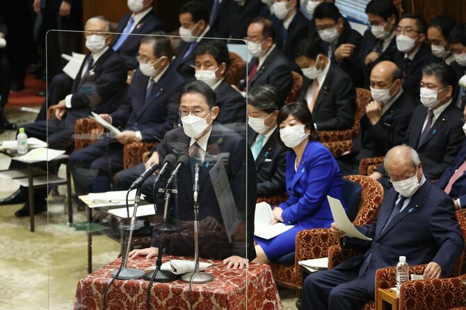 衆院予算委員会で答弁する岸田文雄首相（中央）＝2021年12月13日、国会内