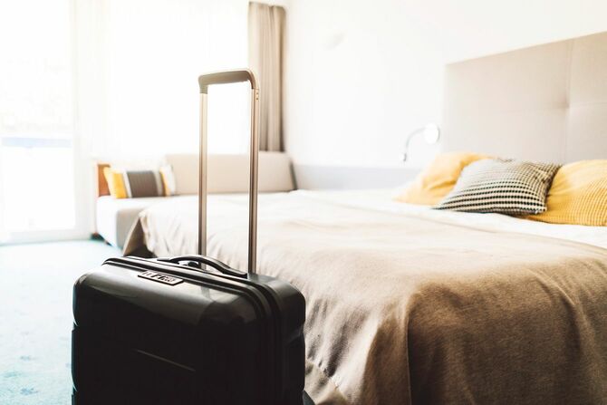 ホテルのモダンな客室に置かれたスーツケース