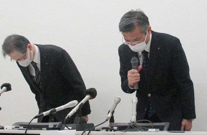 行政処分を受け、陳謝する小林化工の小林広幸社長（右）ら＝2021年2月9日、福井県あわら市