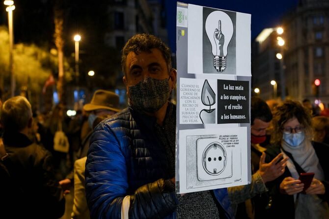 2021年11月6日、バルセロナで行われた電気料金の高騰に対する抗議デモで、「光は吸血鬼を殺し、法案は人間を殺す」と書かれた看板を掲げるデモ参加者