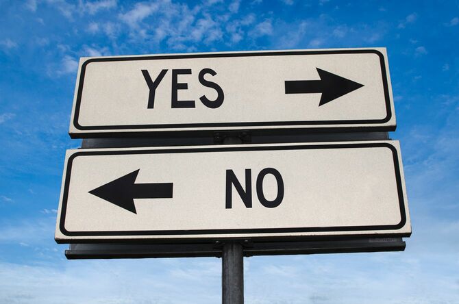 T字路の突き当りに「YES」と「NO」の道路標識