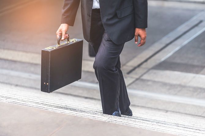 階段をのぼる実業家。