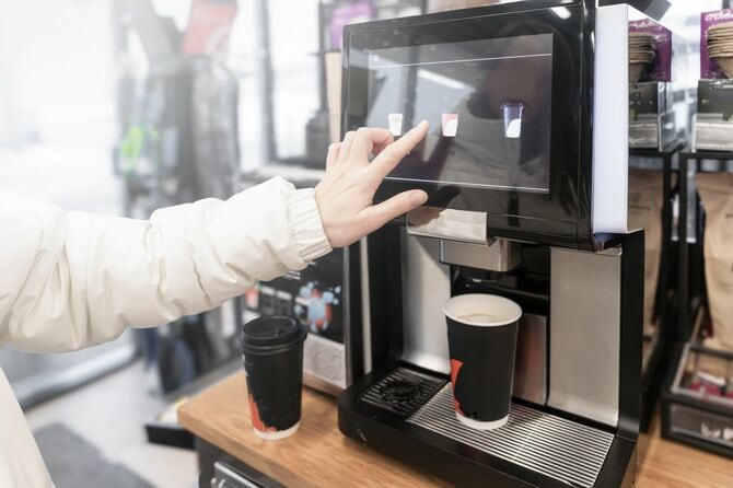 セルフサービスのコーヒーマシン