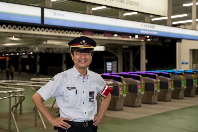 ひと仕事終えて笑顔の脇田駅長