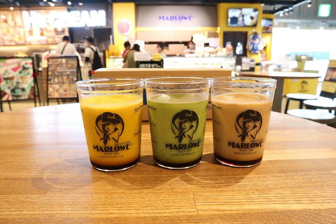 ビーカーごと販売される、「マーロウ」のプリン