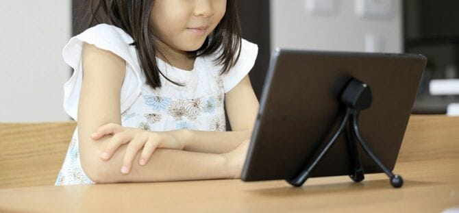 タブレットを見る子ども