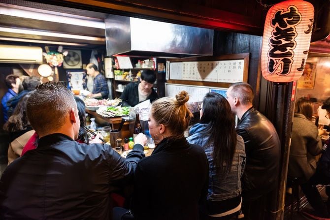 ゴールデン街の焼き鳥屋で食事する外国人観光客たち
