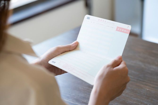 通帳を確認する女性の手元