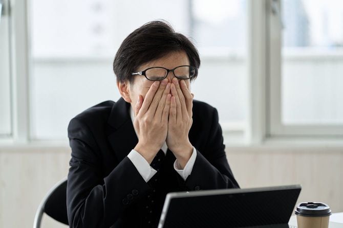 仕事で疲れたビジネスマン