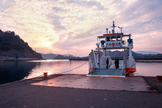 久比港と三角島をつなぐフェリー