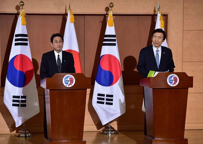 慰安婦問題に関する合意について発表する岸田文雄外相（左）と韓国の尹炳世外相、2015年12月28日　※肩書は当時（韓国・ソウル）
