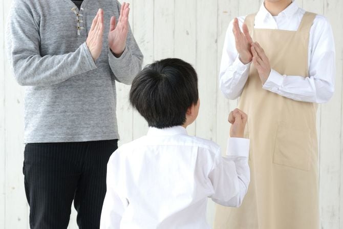 子をほめる親
